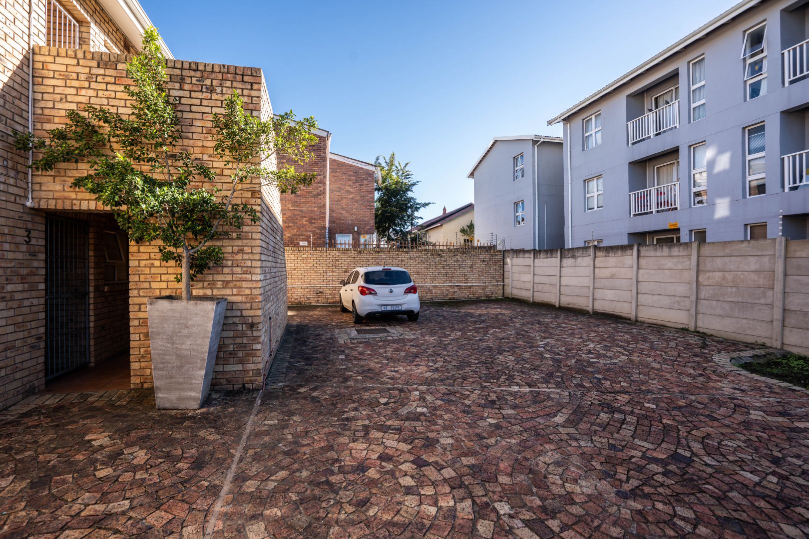 2 Bedroom Townhouse For Sale in Grahamstown Central RE/MAX™ of