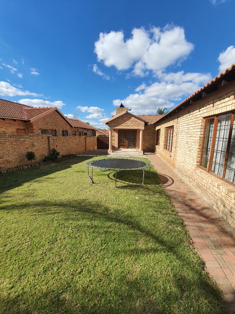 4 Bedroom House To Rent in Thatchfield Estate RE/MAX™ of Southern Africa