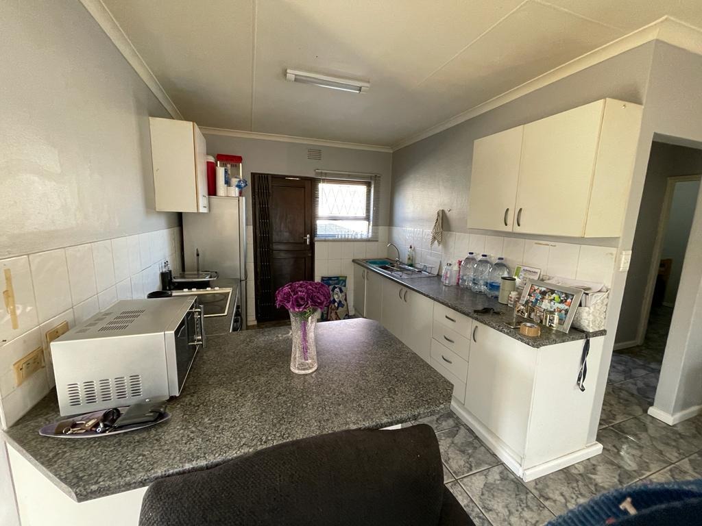 2 Bedroom House For Sale in Overbaakens RE/MAX™ of Southern Africa