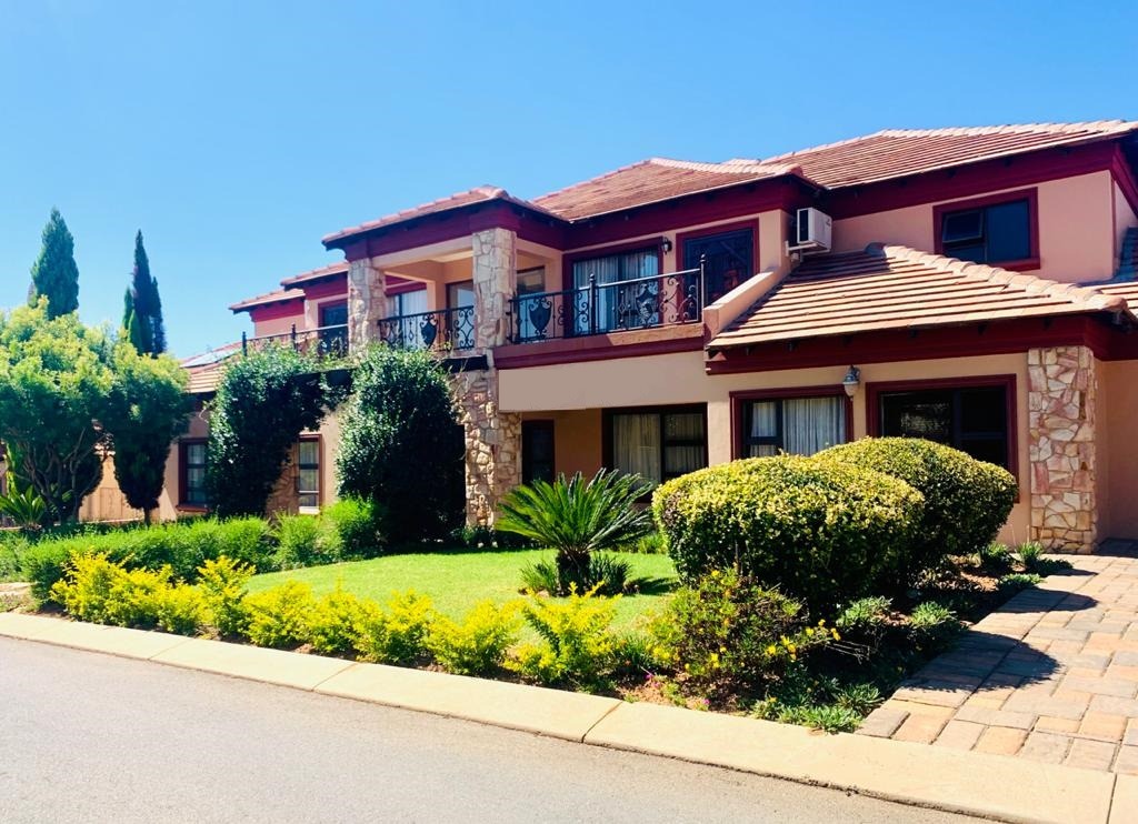 4 Bedroom House For Sale in Blue Valley Golf Estate RE/MAX™ of