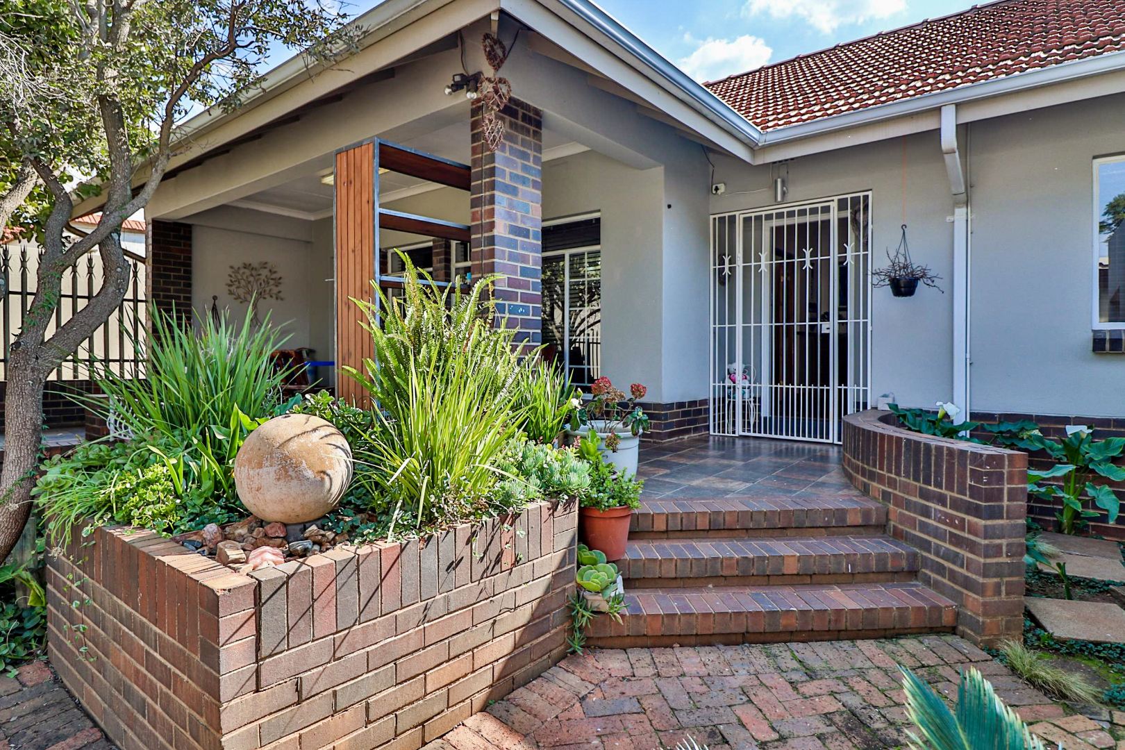 3 Bedroom House For Sale in Linden RE/MAX™ of Southern Africa