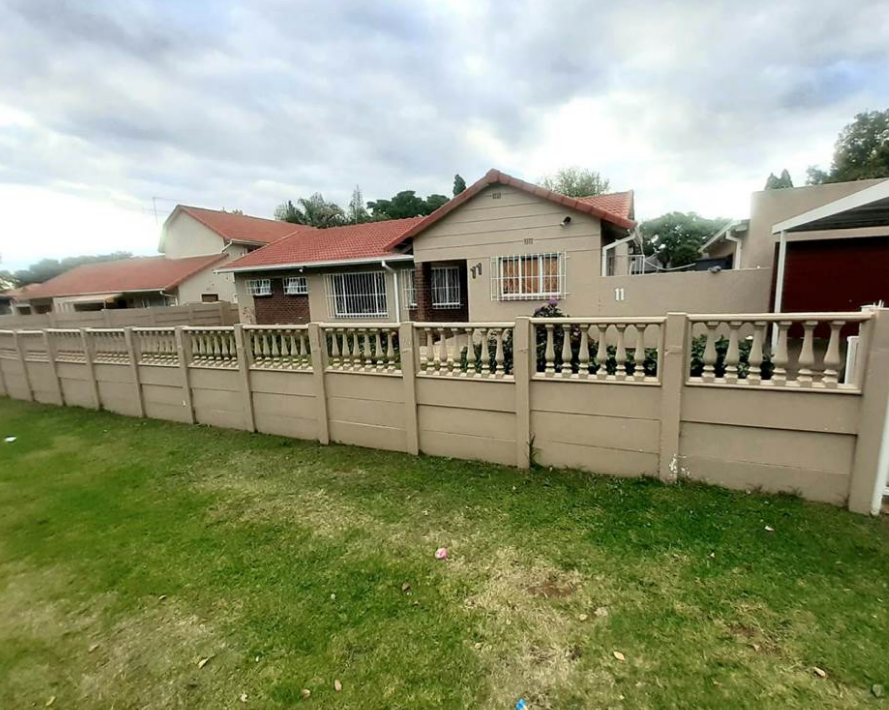4 Bedroom House For Sale in Brackendowns RE/MAX™ of Southern Africa