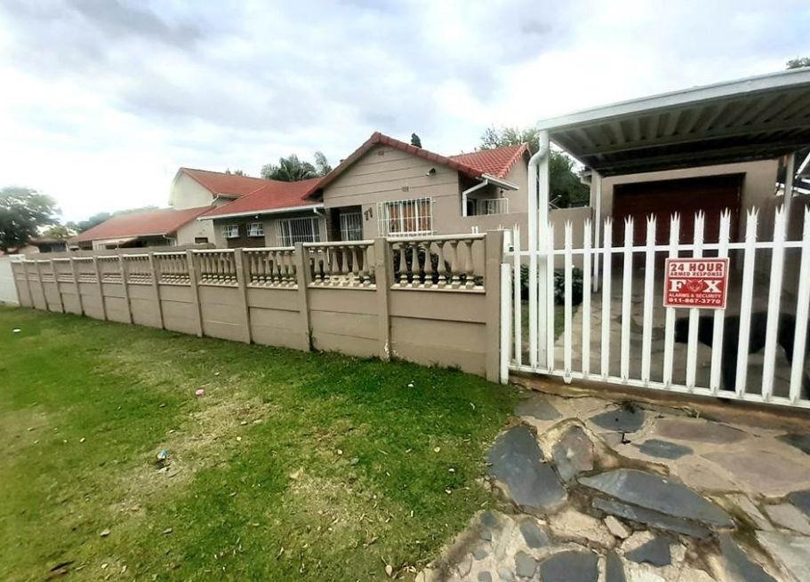 4 Bedroom House For Sale in Brackendowns RE/MAX™ of Southern Africa