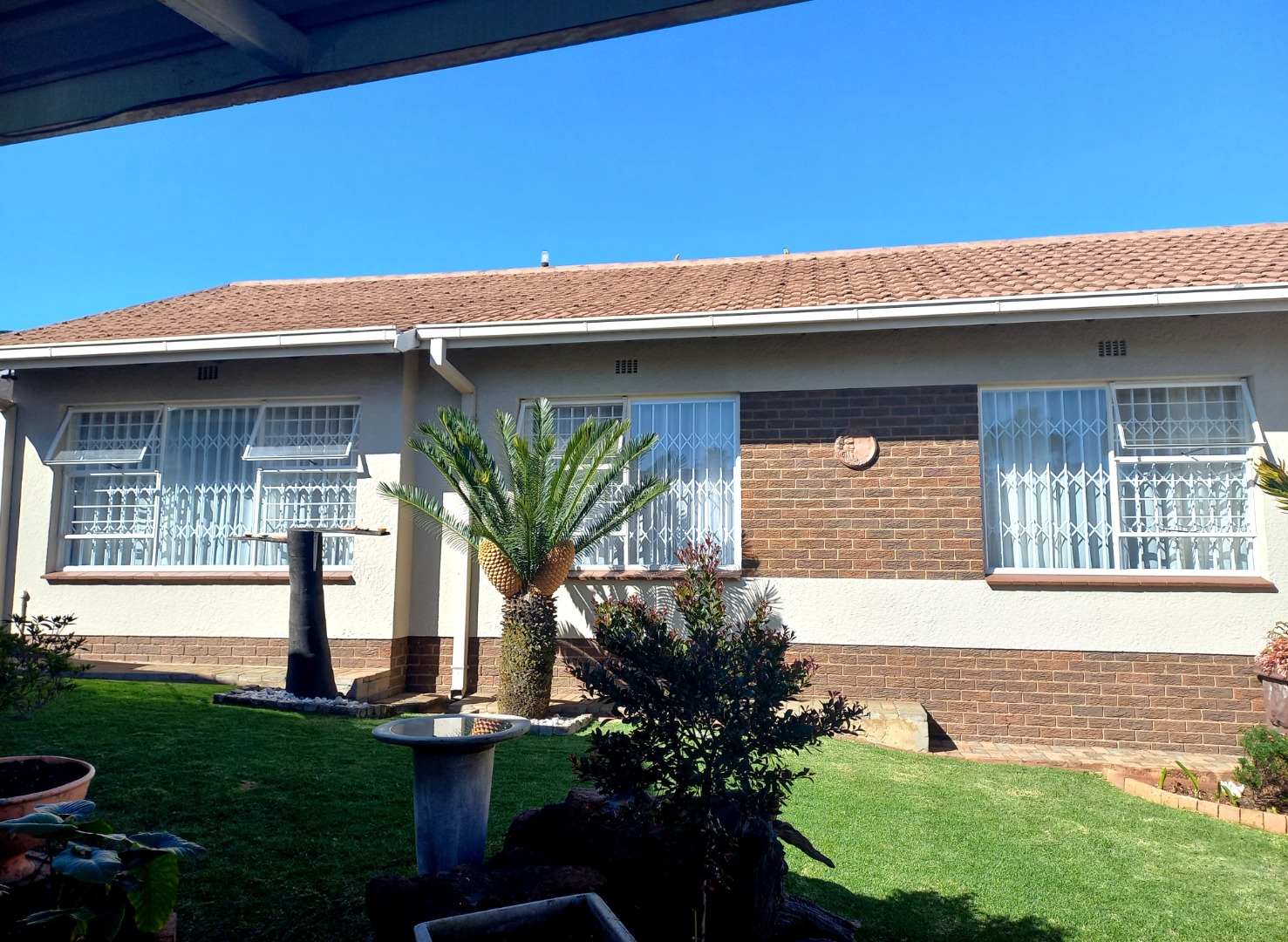 3 Bedroom House For Sale in Brackendowns RE/MAX™ of Southern Africa