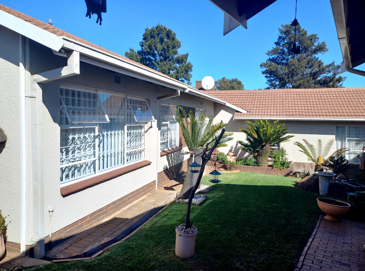 3 Bedroom House For Sale in Brackendowns RE/MAX™ of Southern Africa