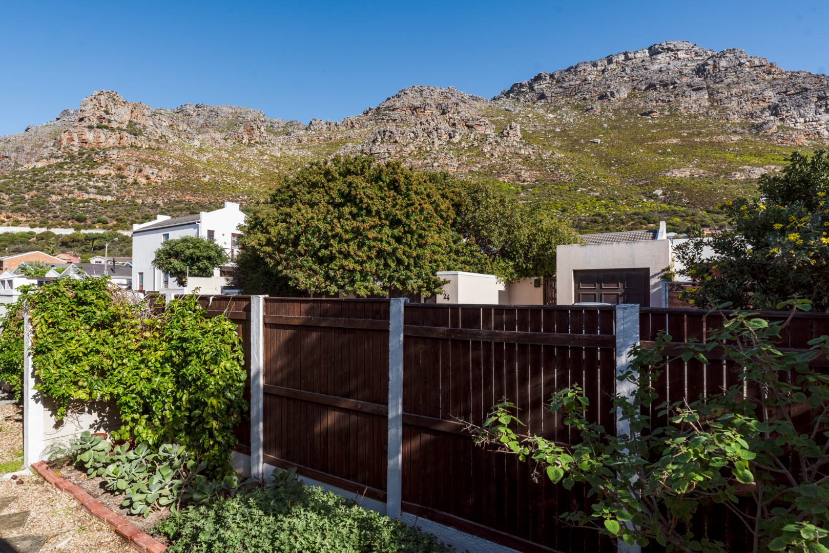 2 Bedroom House To Rent in Lakeside RE/MAX™ of Southern Africa