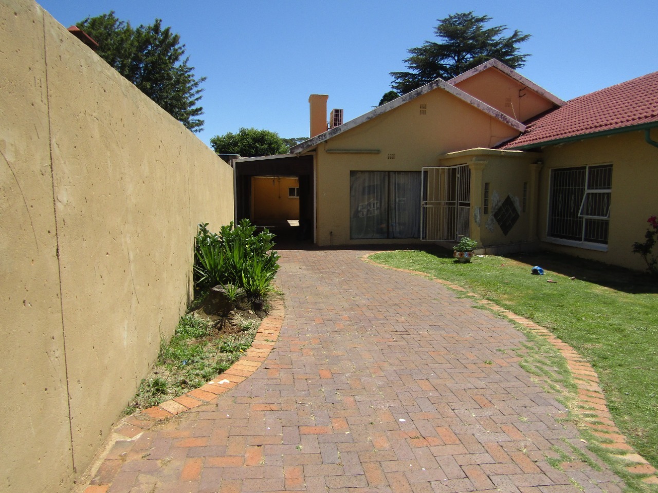 4 Bedroom House For Sale in Robertsham RE/MAX™ of Southern Africa