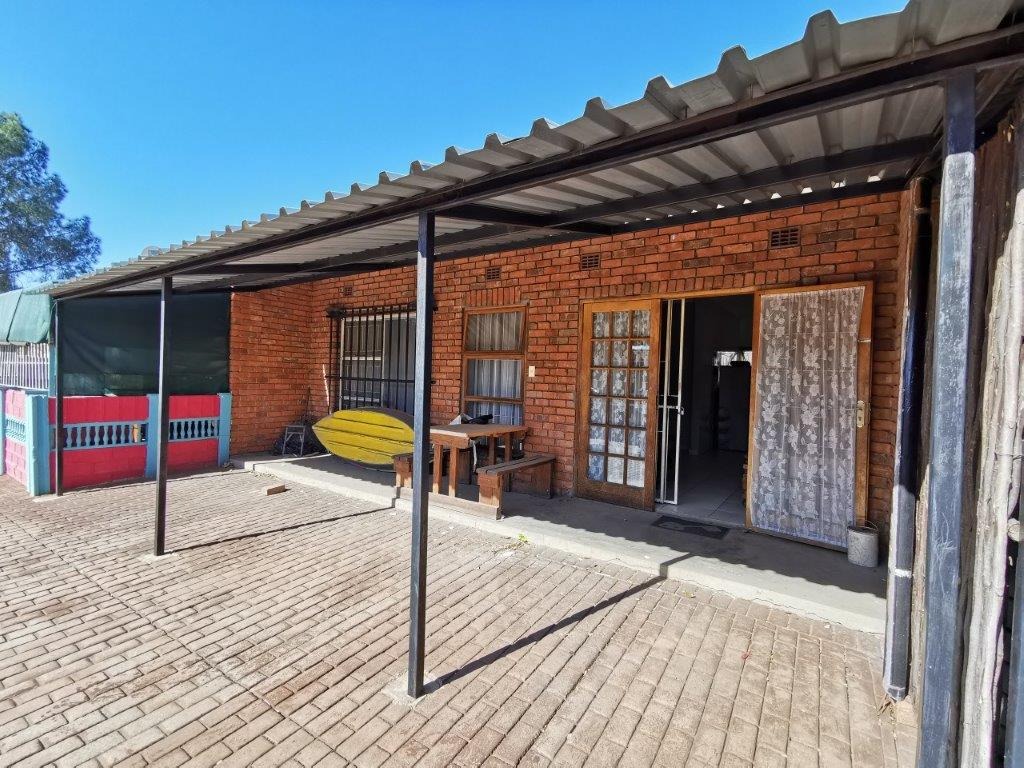 2 Bedroom Townhouse For Sale in Rustenburg Central RE/MAX™ of