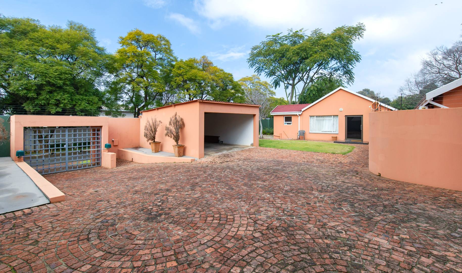 7 Bedroom House For Sale in Senderwood RE/MAX™ of Southern Africa