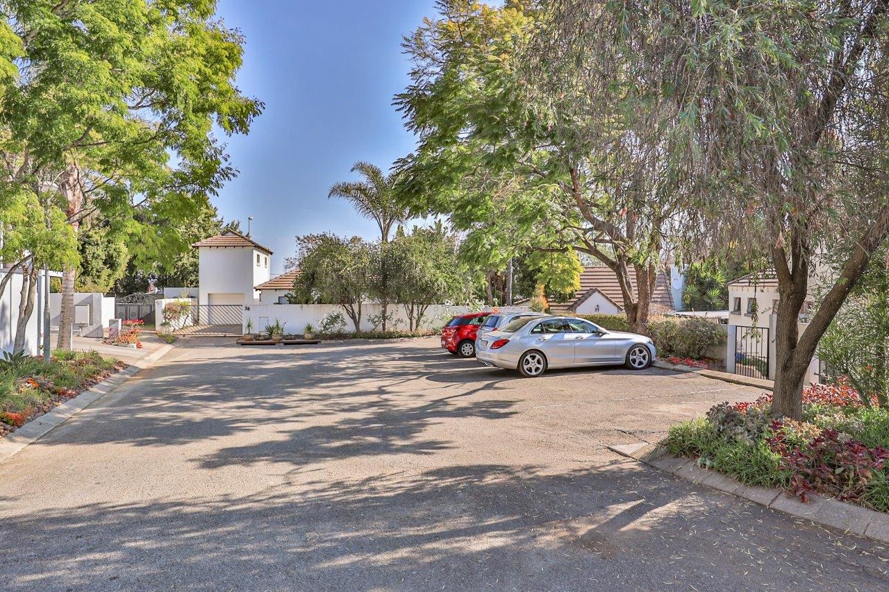 3 Bedroom House For Sale in Douglasdale RE/MAX™ of Southern Africa