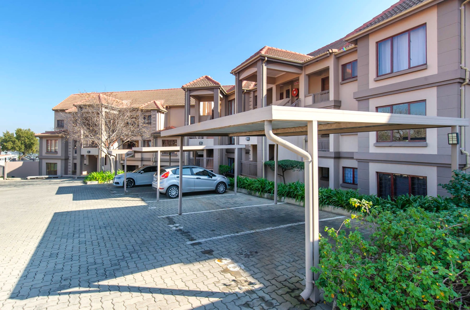 3 Bedroom Townhouse For Sale in Dowerglen Ext 4 RE/MAX™ of Southern Africa