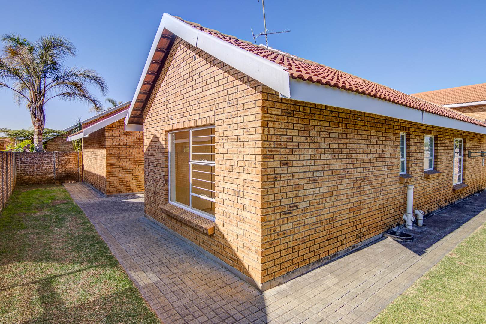 3 Bedroom House For Sale in Bonaero Park RE/MAX™ of Southern Africa