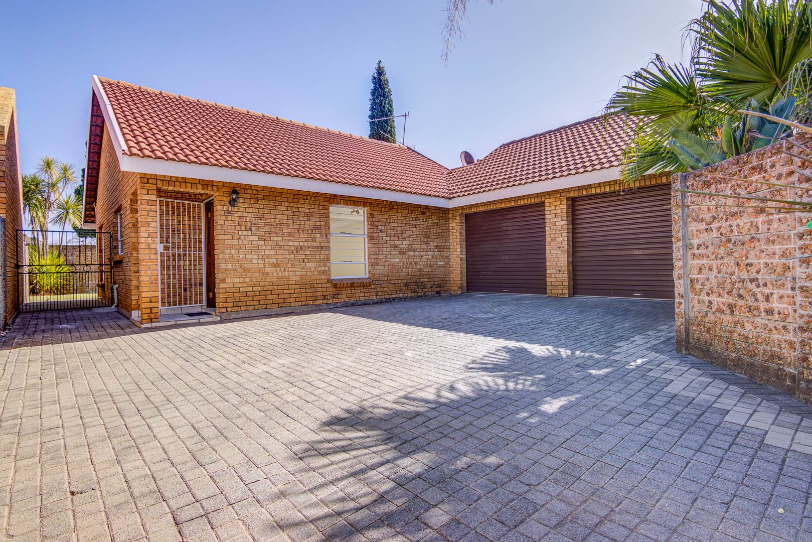 3 Bedroom House For Sale in Bonaero Park RE/MAX™ of Southern Africa