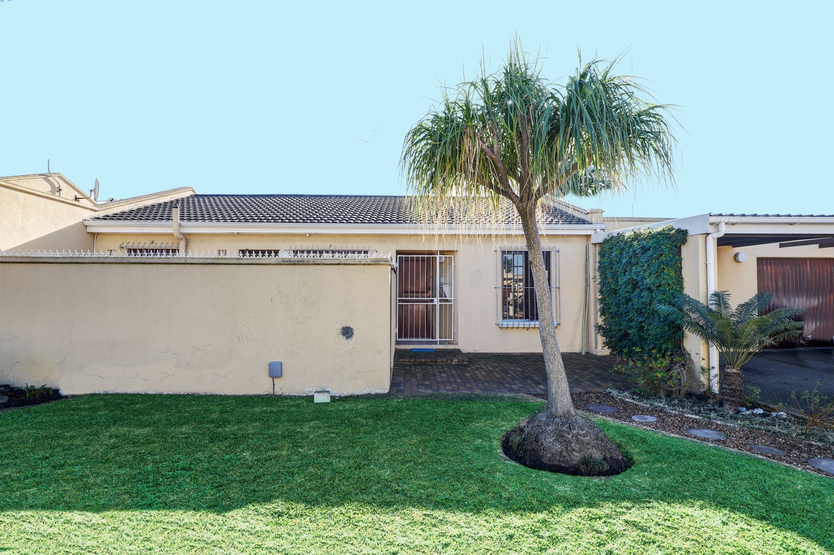 2 Bedroom Townhouse For Sale in Brackenfell Central RE/MAX™ of