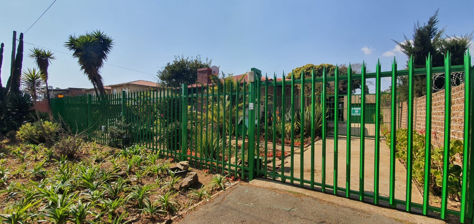 3 Bedroom House For Sale in Crown Gardens RE/MAX™ of Southern Africa