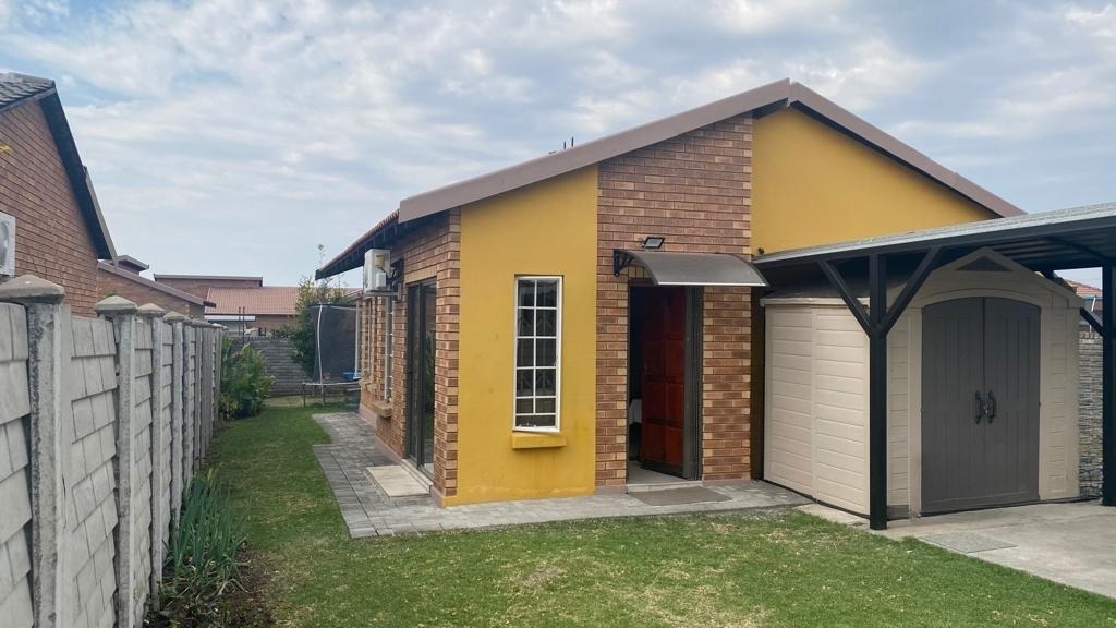 3 Bedroom House For Sale in Waterkloof East RE/MAX™ of Southern Africa