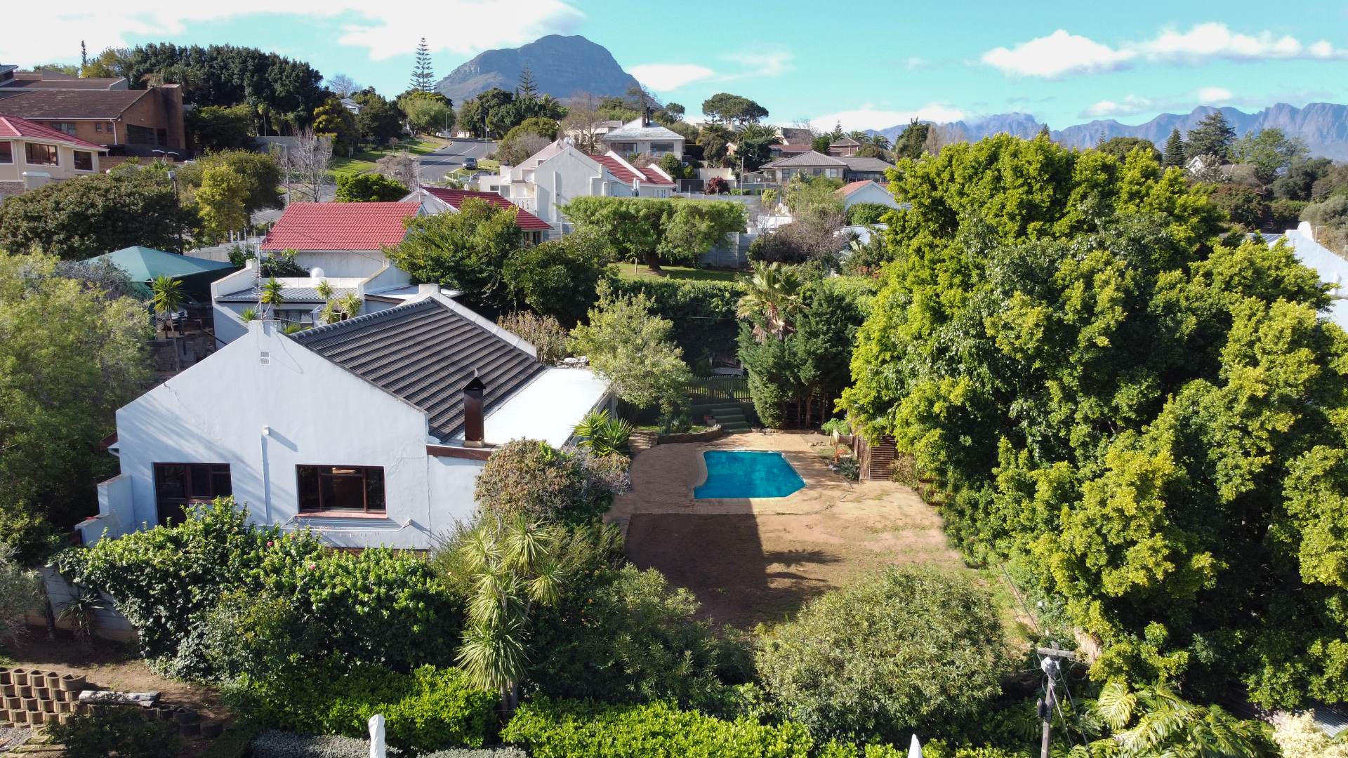 3 Bedroom House For Sale in Heldervue RE/MAX™ of Southern Africa