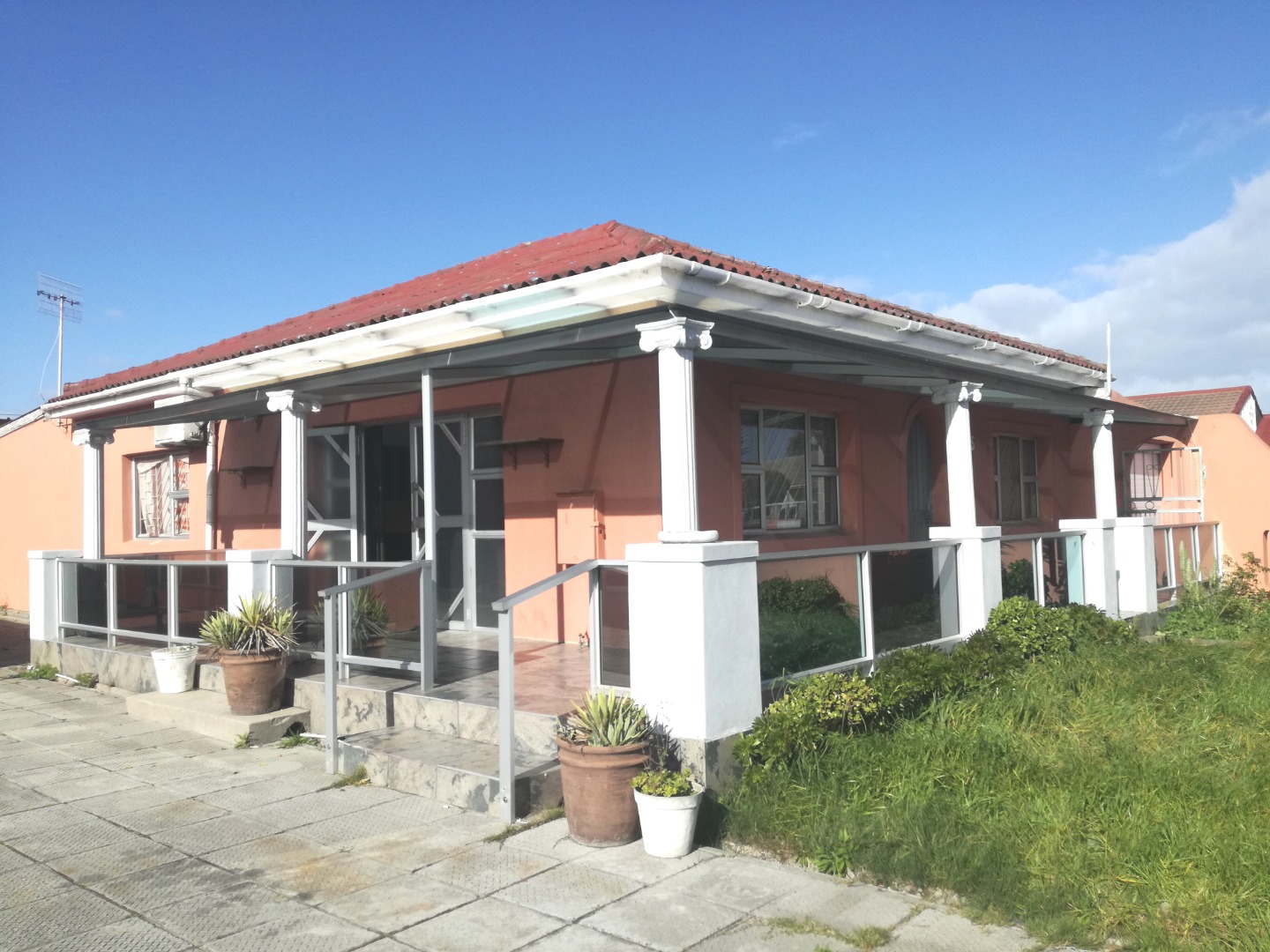 3 Bedroom House To Rent in Grassy Park RE/MAX™ of Southern Africa