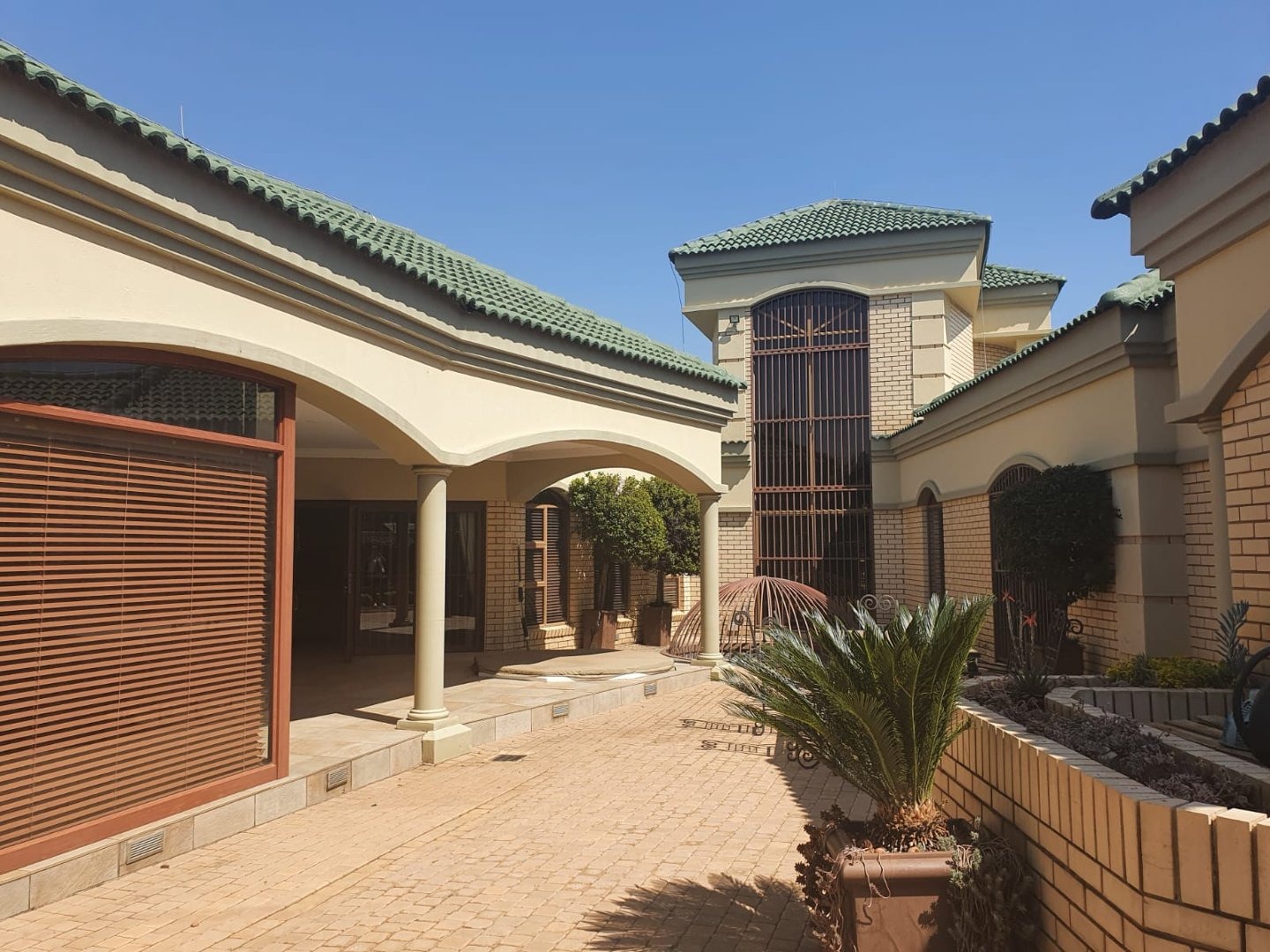 4 Bedroom House For Sale in Van Der Hoff Park RE/MAX™ of Southern Africa
