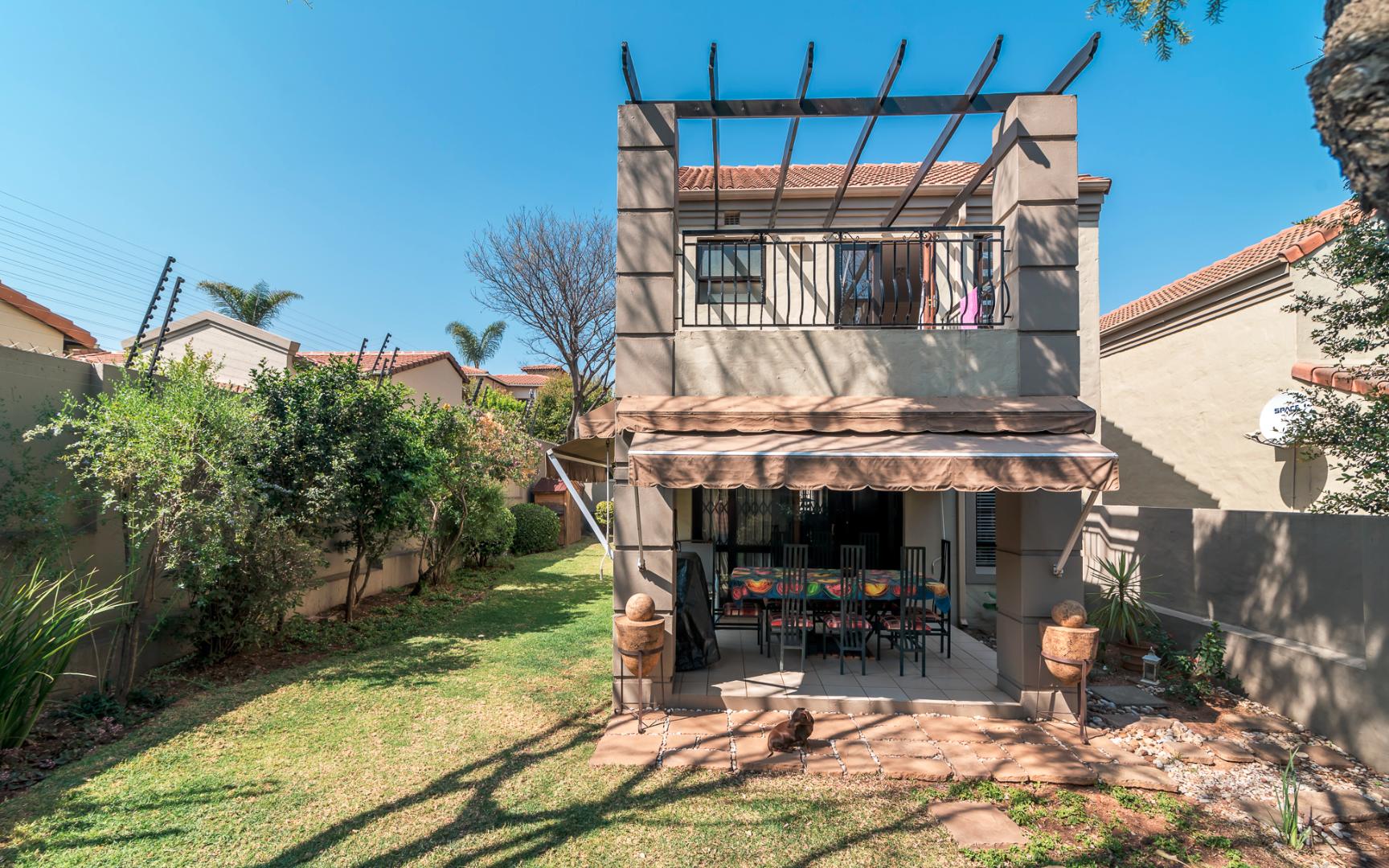 2 Bedroom Townhouse For Sale in Douglasdale RE/MAX™ of Southern Africa