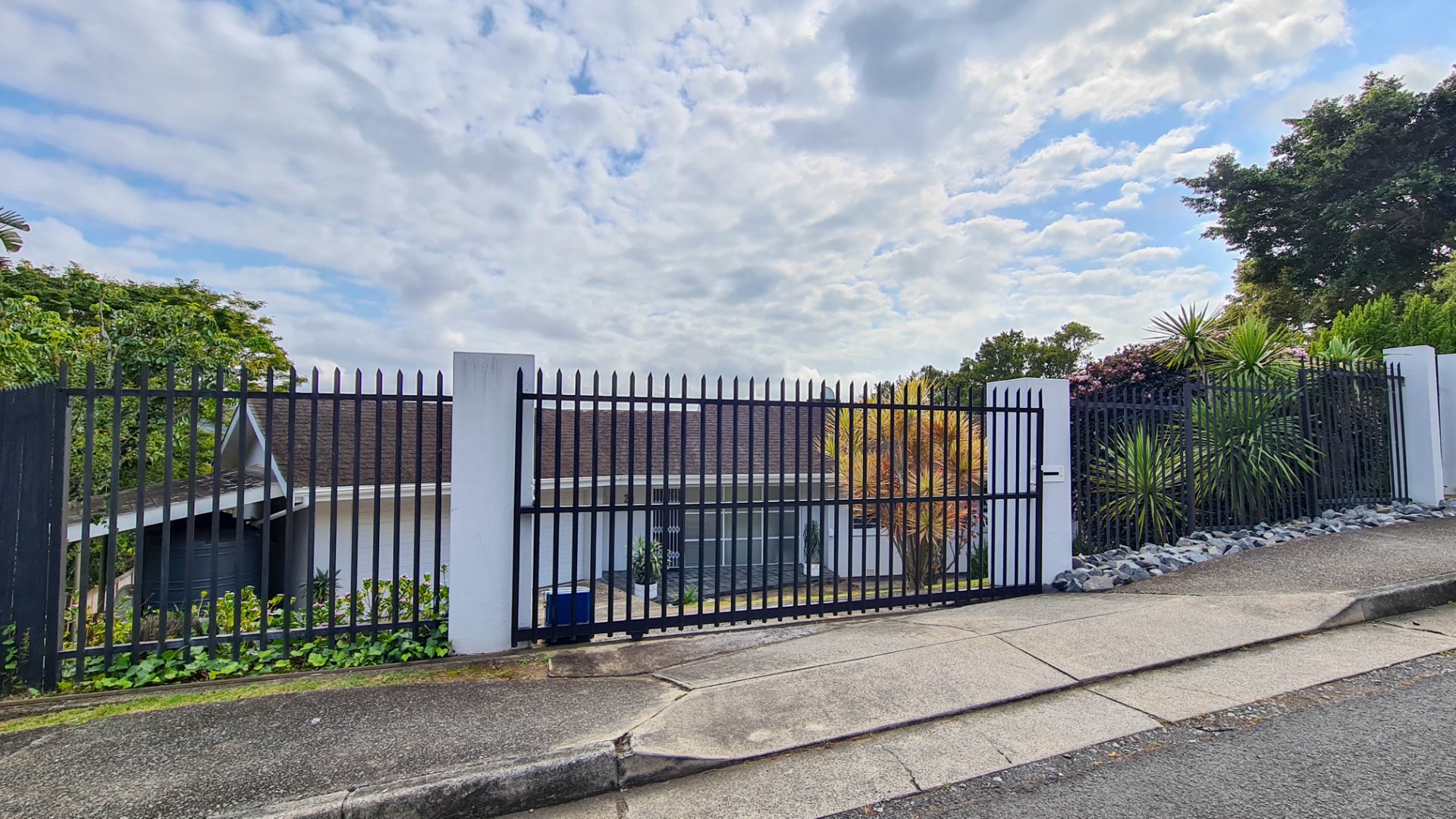 4 Bedroom House For Sale in Bonnie Doon RE/MAX™ of Southern Africa