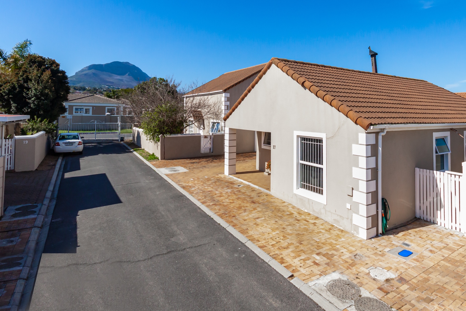 3 Bedroom Townhouse For Sale in Somerset Ridge RE/MAX™ of Southern Africa