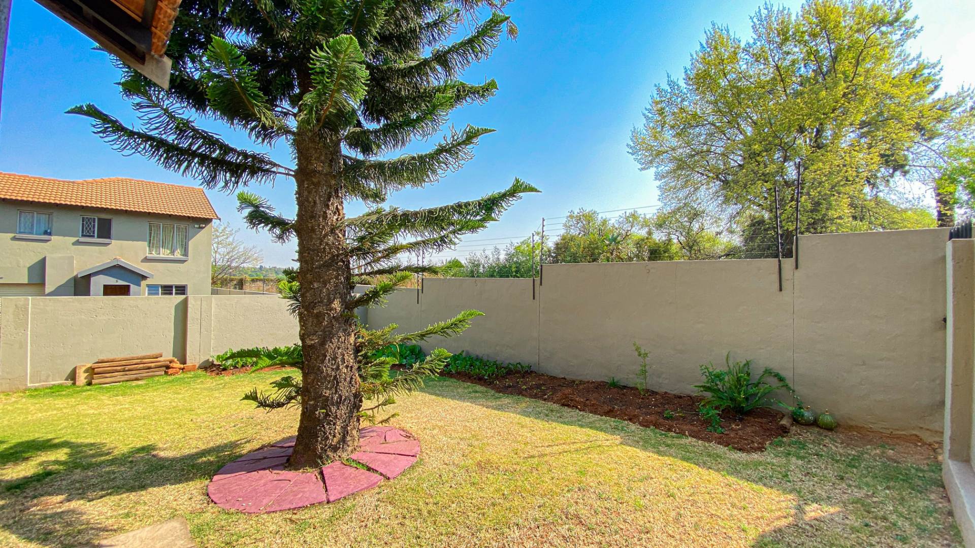 3 Bedroom Townhouse For Sale in Fairland RE/MAX™ of Southern Africa