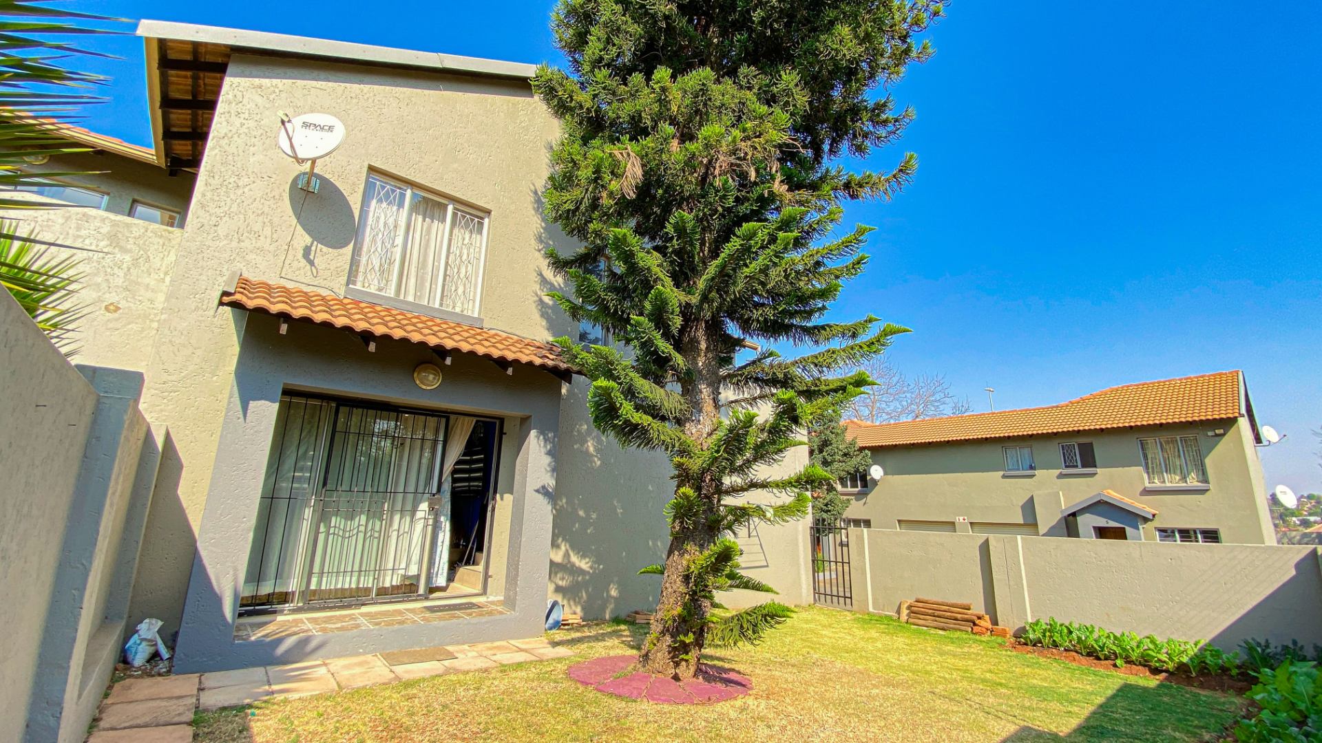 3 Bedroom Townhouse For Sale in Fairland RE/MAX™ of Southern Africa