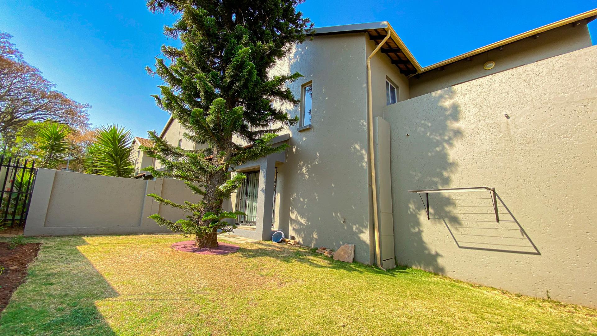 3 Bedroom Townhouse For Sale in Fairland RE/MAX™ of Southern Africa