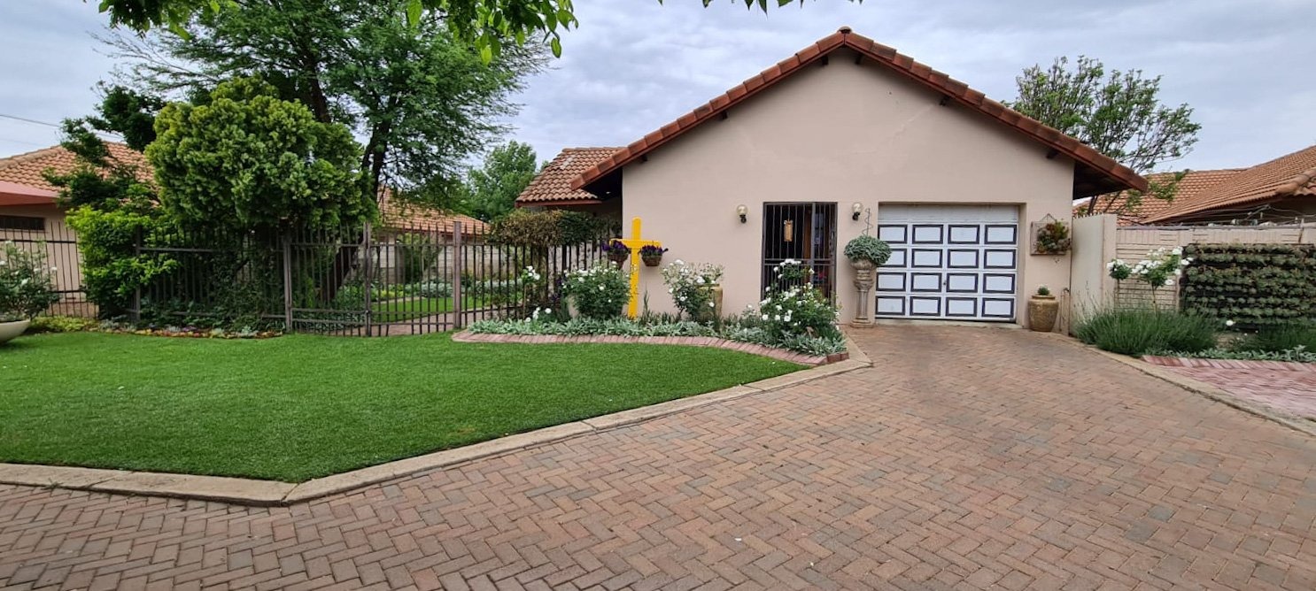 3 Bedroom House For Sale in Lichtenburg RE/MAX™ of Southern Africa