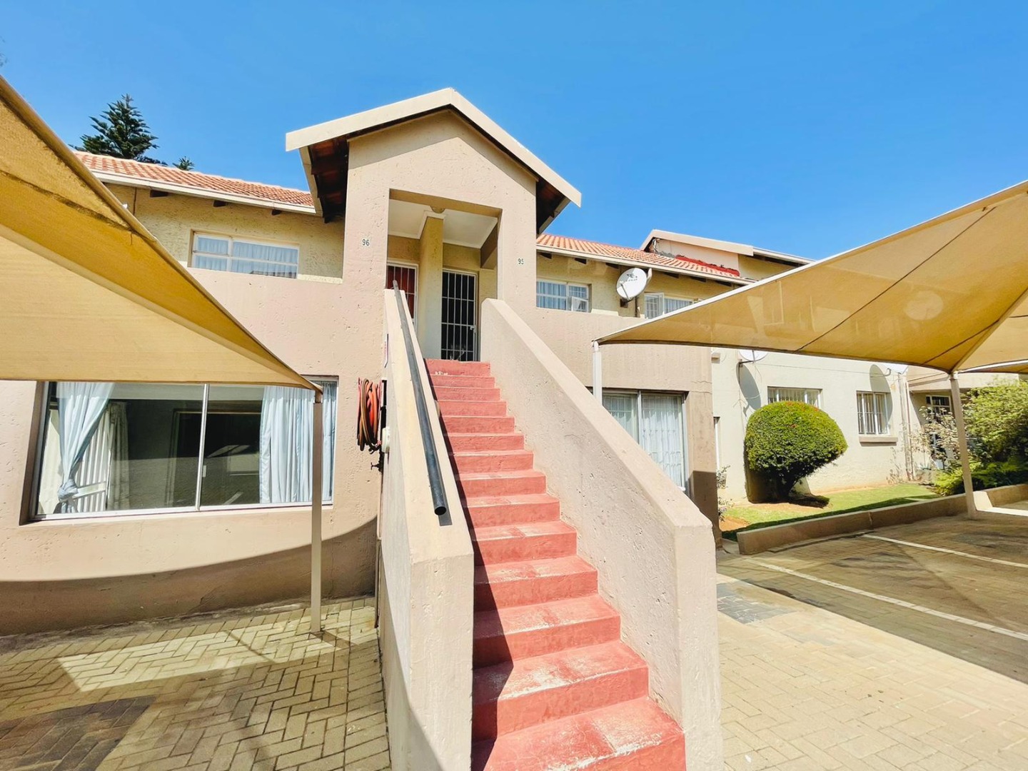 2 Bedroom Townhouse For Sale in Linmeyer RE/MAX™ of Southern Africa