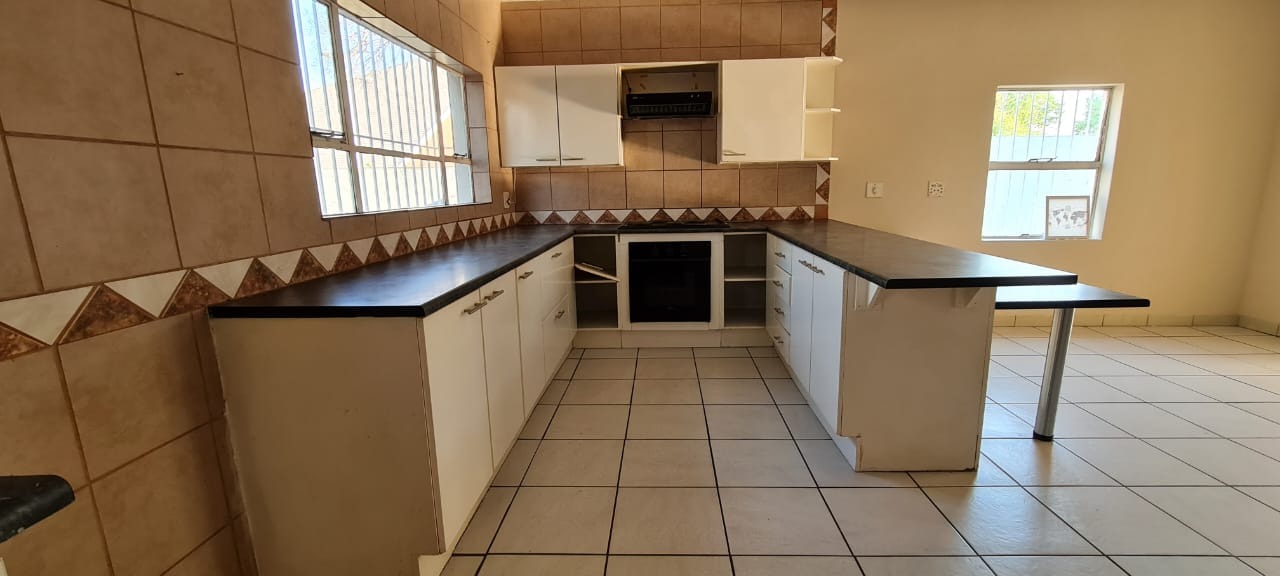4 Bedroom House To Rent in New Redruth RE/MAX™ of Southern Africa