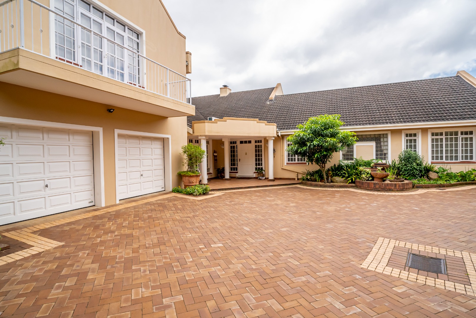 5 Bedroom House For Sale in Kloof RE/MAX™ of Southern Africa