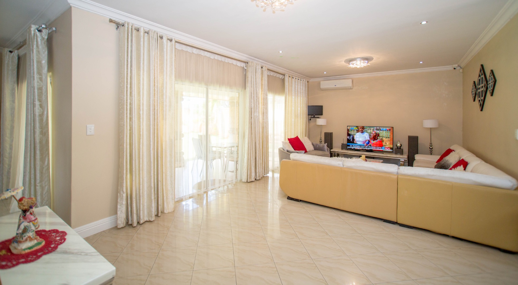 4 Bedroom House For Sale in Somerset Park RE/MAX™ of Southern Africa