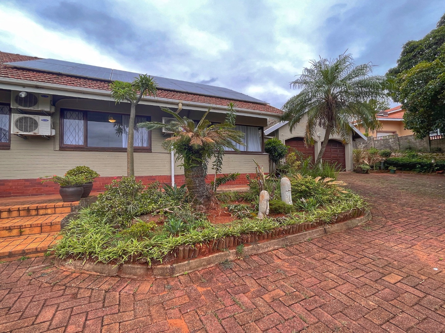 5 Bedroom House For Sale in Amanzimtoti RE/MAX™ of Southern Africa