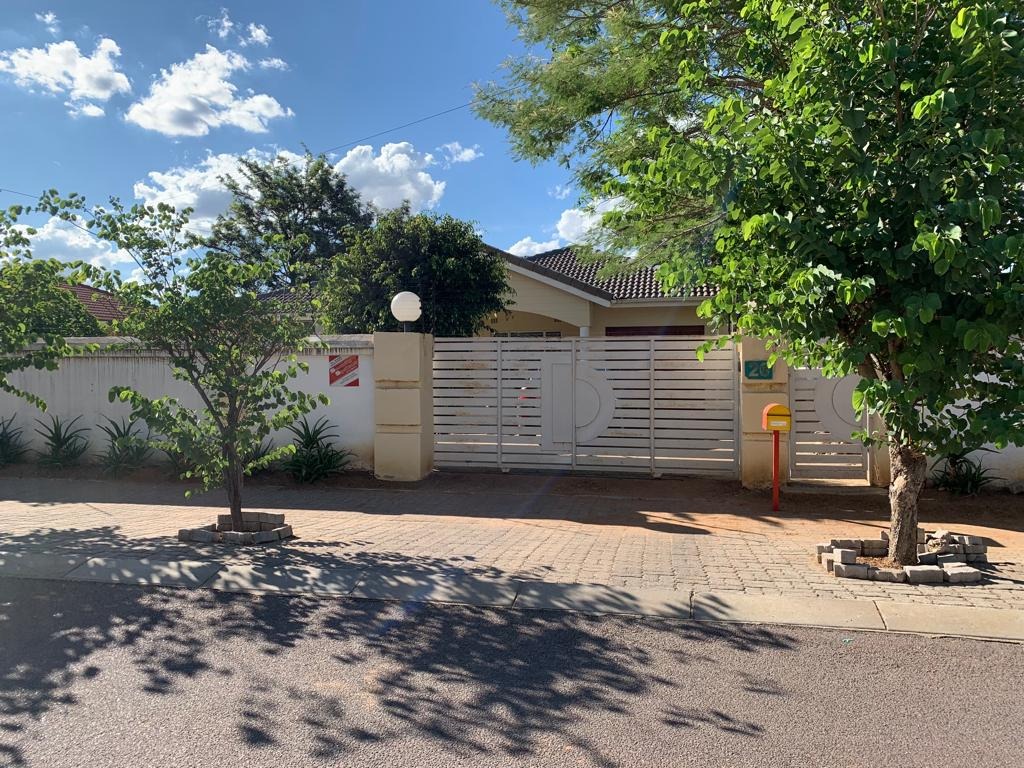 3 Bedroom House For Sale in Block 7 RE/MAX™ of Southern Africa