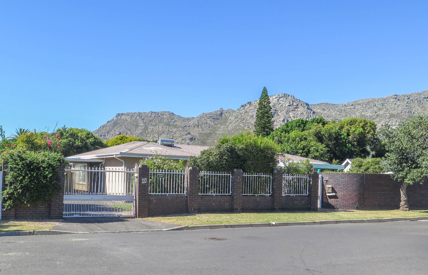 4 Bedroom House For Sale in Kirstenhof RE/MAX™ of Southern Africa