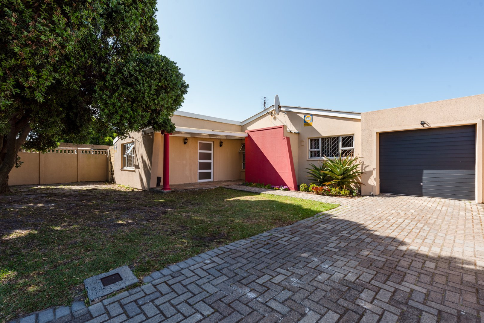 4 Bedroom House For Sale in Ottery RE/MAX™ of Southern Africa