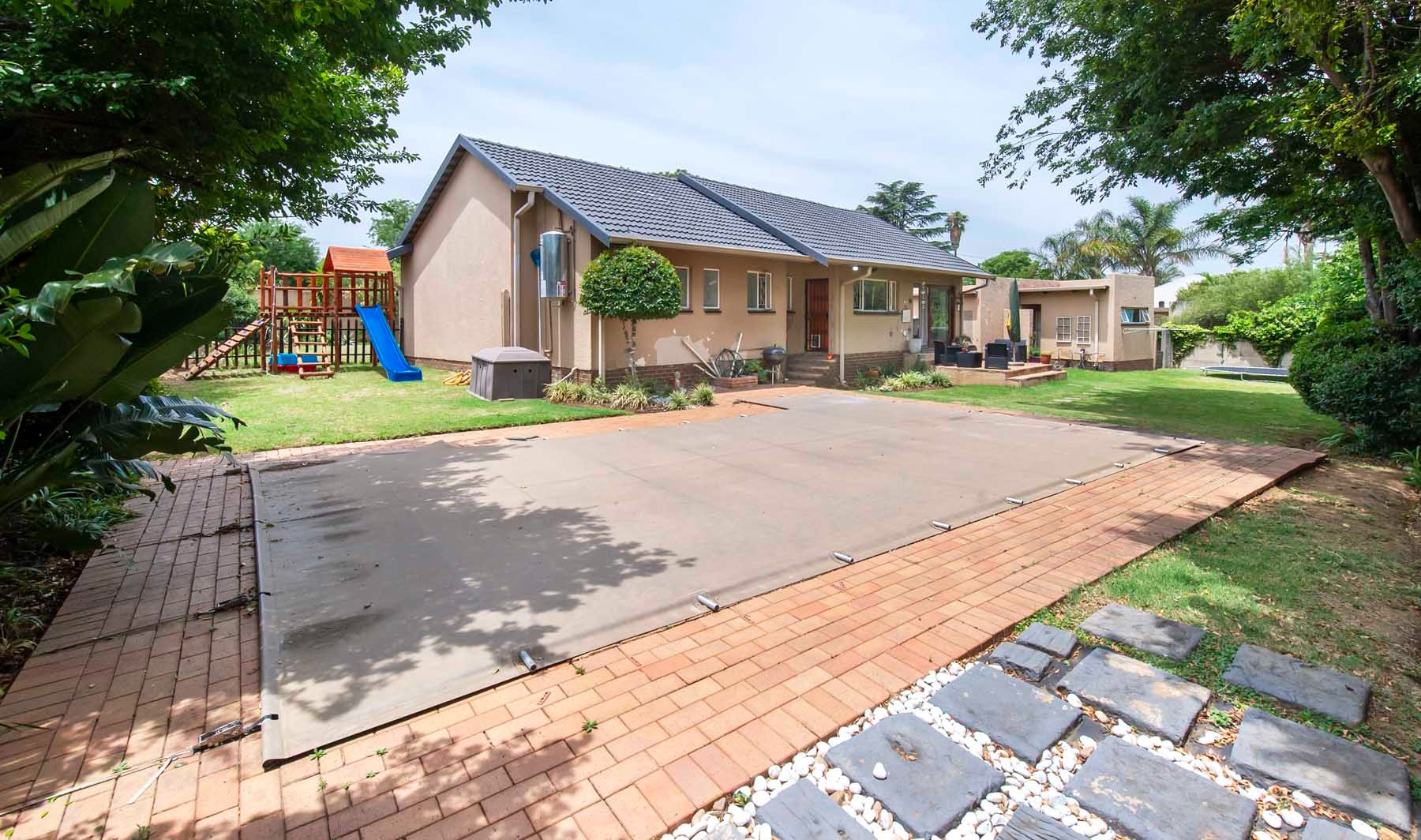 3 Bedroom House For Sale in Eden Glen RE/MAX™ of Southern Africa