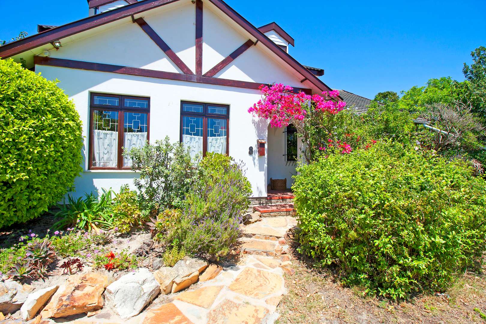 5 Bedroom House For Sale in Sunnydale RE/MAX™ of Southern Africa