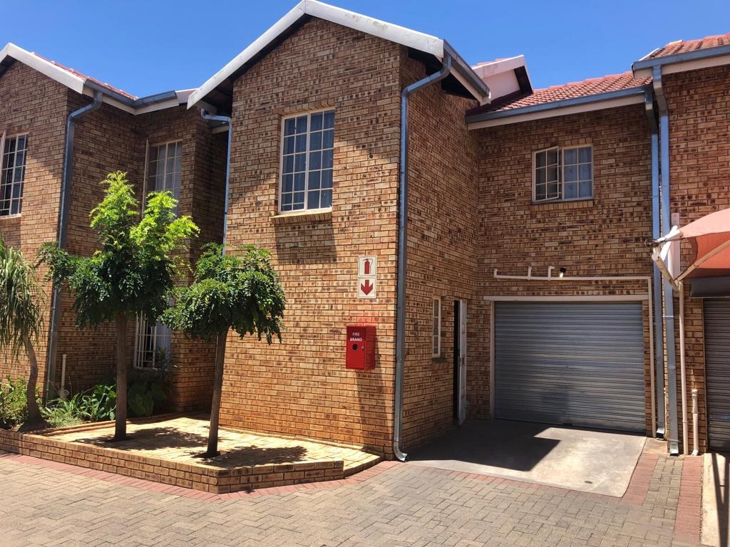 3 Bedroom Townhouse For Sale in Rustenburg Central RE/MAX™ of Southern Africa