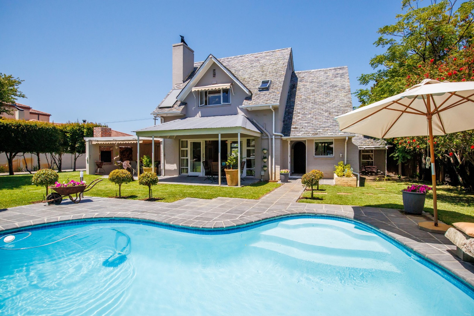 4 Bedroom House For Sale in Bergvliet RE/MAX™ of Southern Africa