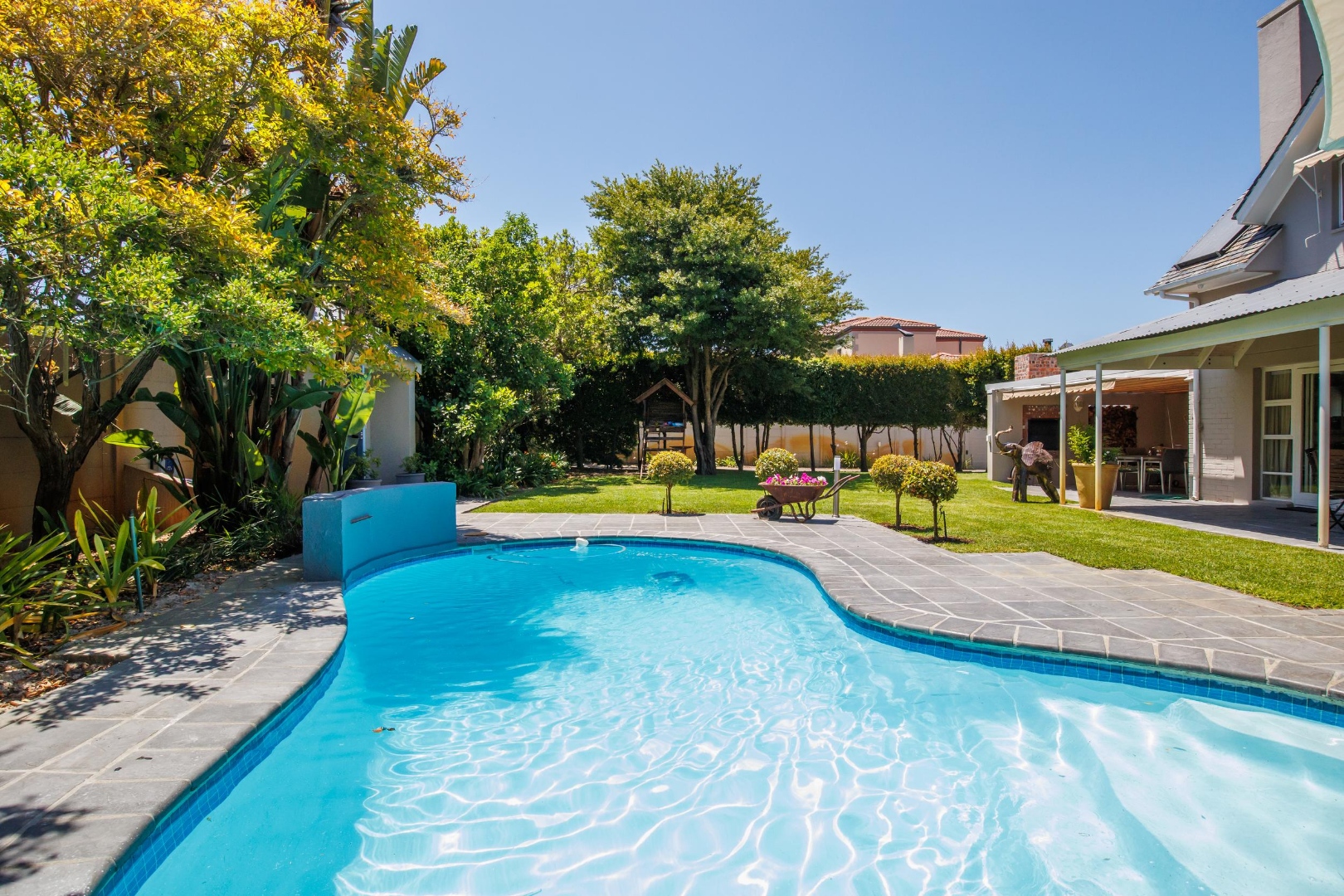 4 Bedroom House For Sale in Bergvliet RE/MAX™ of Southern Africa