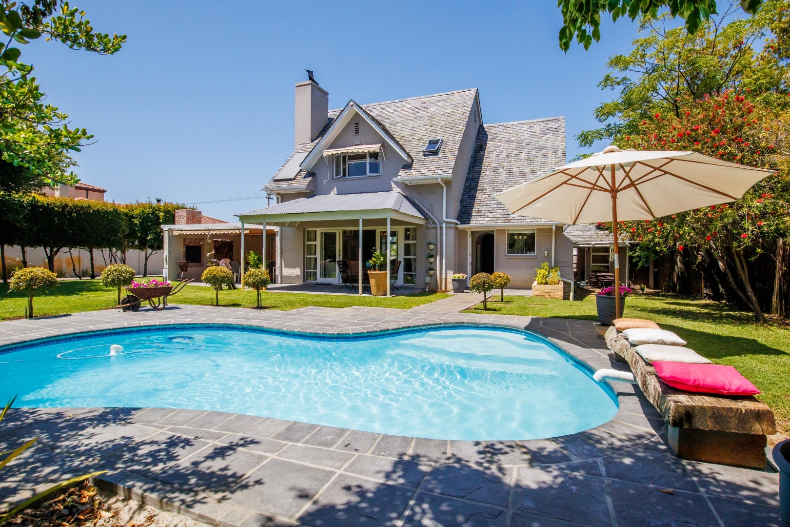 4 Bedroom House For Sale in Bergvliet RE/MAX™ of Southern Africa