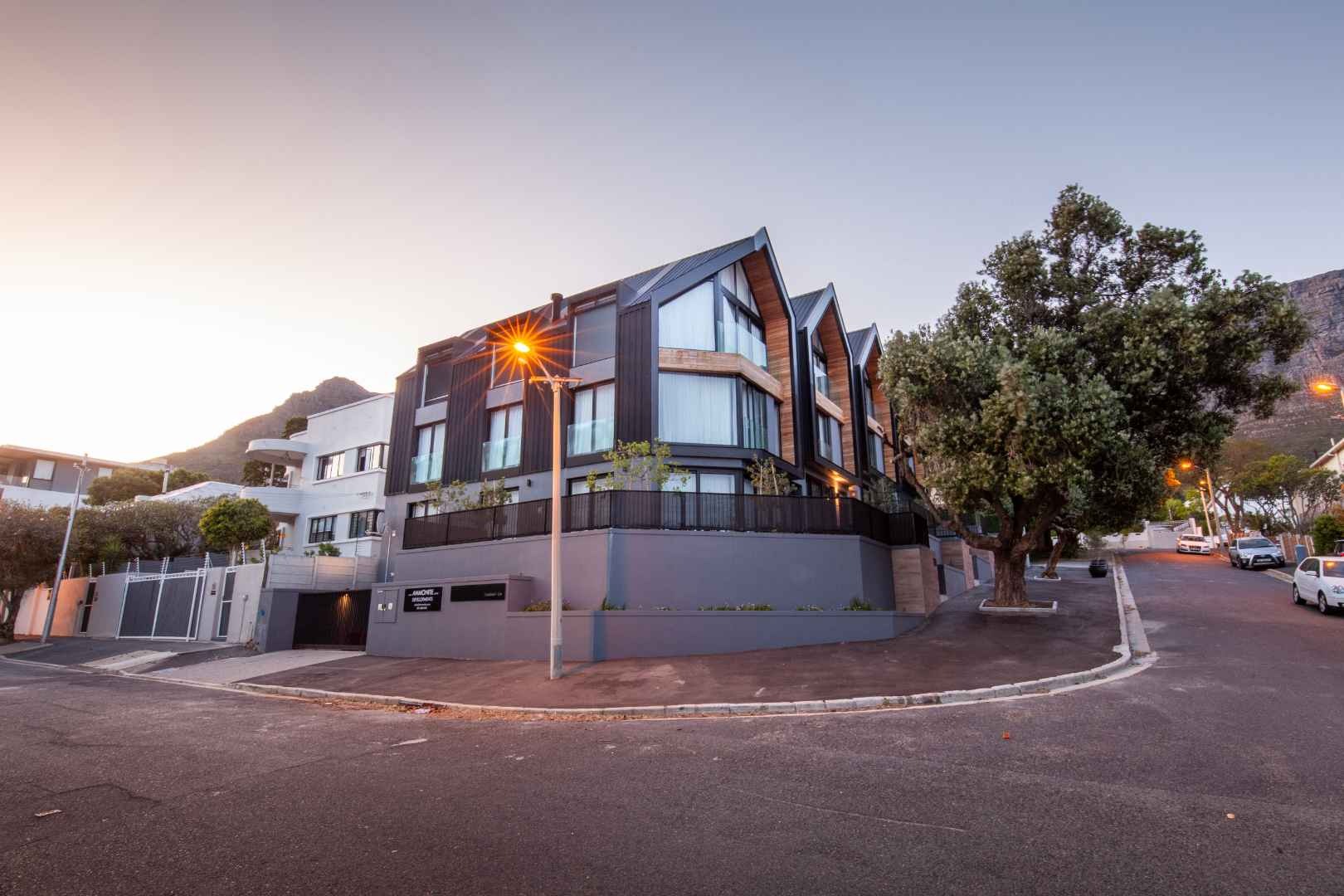 3 Bedroom House For Sale in Vredehoek RE/MAX™ of Southern Africa