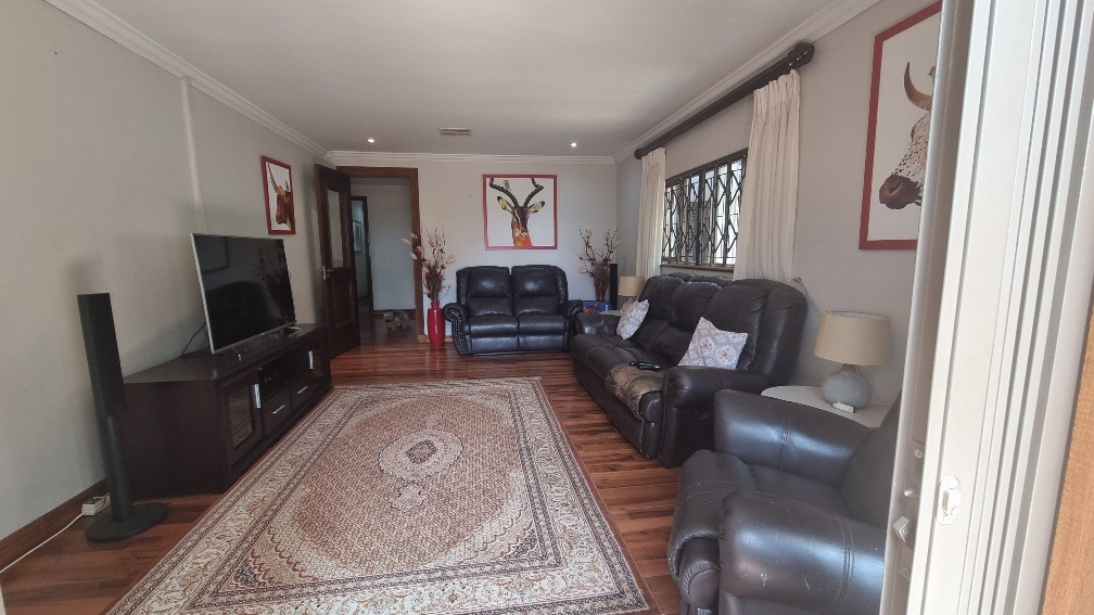 5 Bedroom House For Sale in Kloof RE/MAX™ of Southern Africa