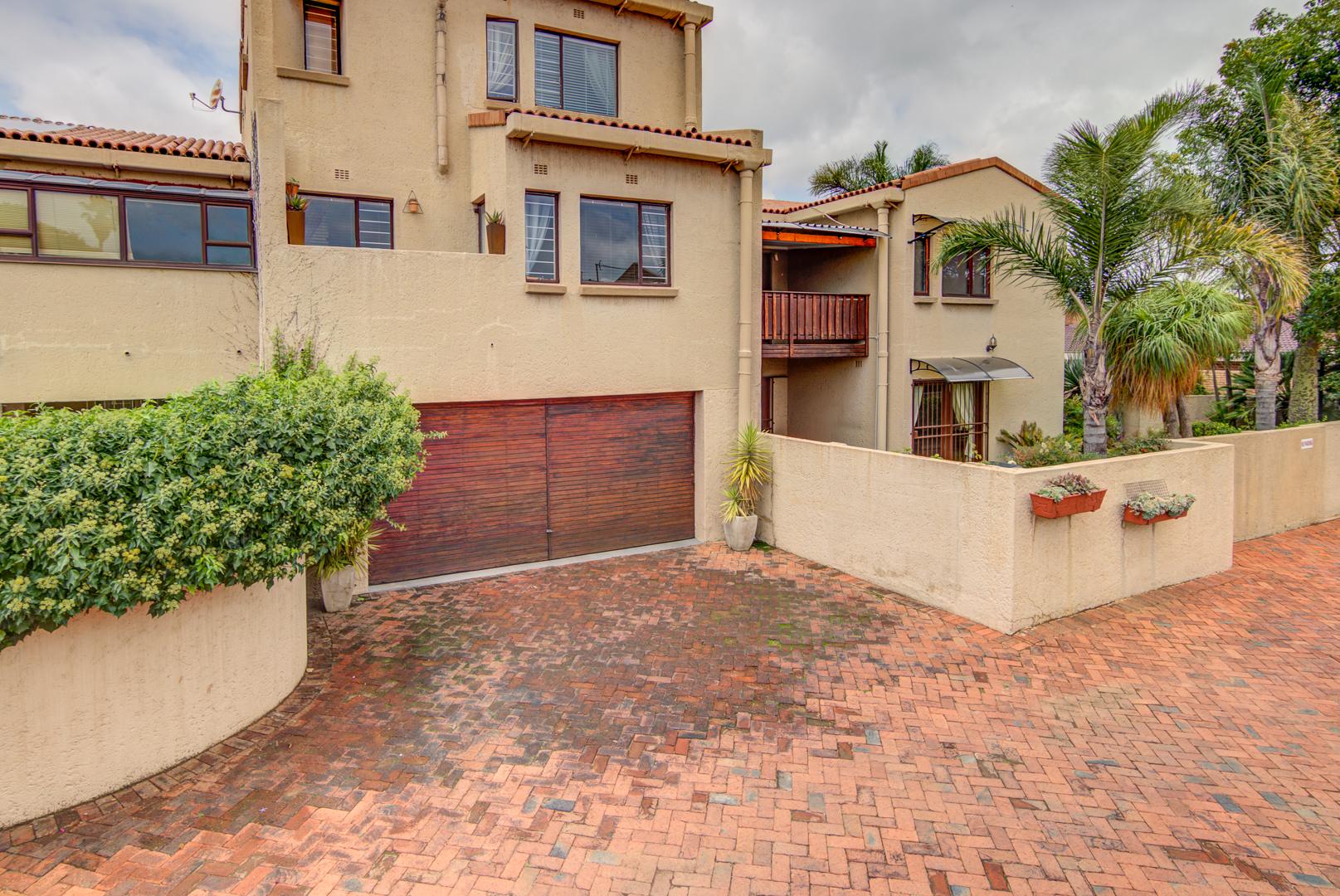 3 Bedroom Townhouse For Sale in Lakefield RE/MAX™ of Southern Africa