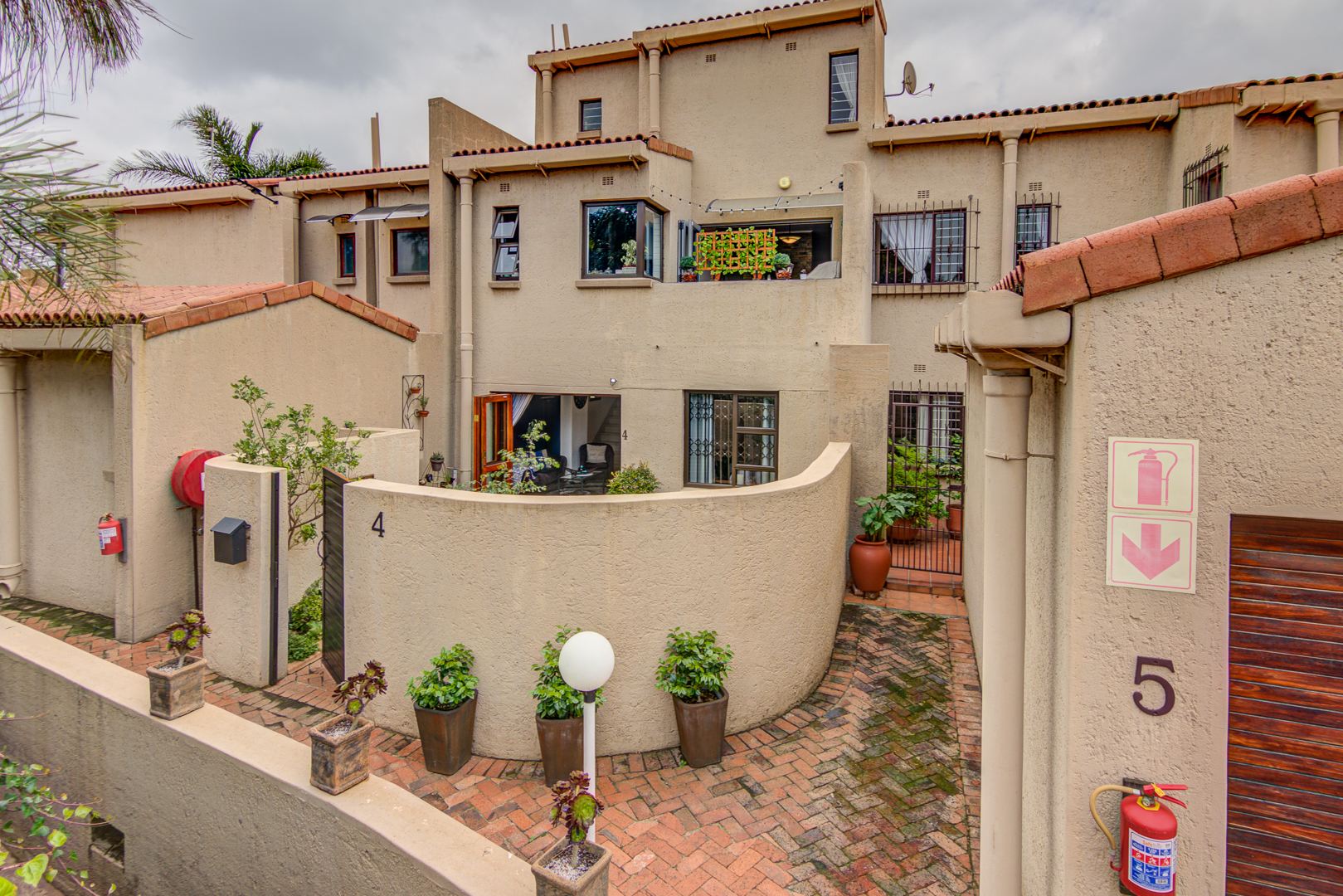 3 Bedroom Townhouse For Sale in Lakefield RE/MAX™ of Southern Africa