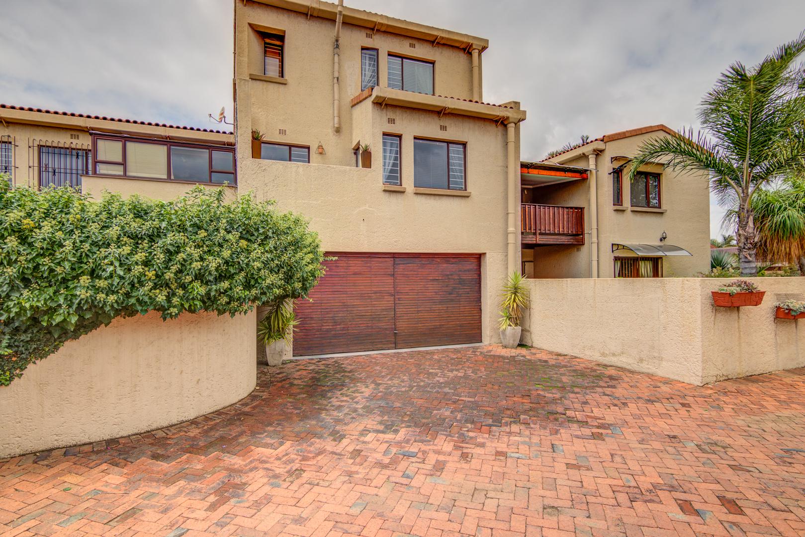3 Bedroom Townhouse For Sale in Lakefield RE/MAX™ of Southern Africa