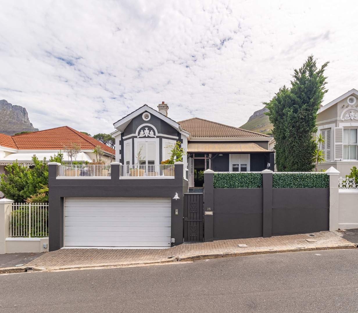 4 Bedroom House For Sale in Tamboerskloof RE/MAX™ of Southern Africa